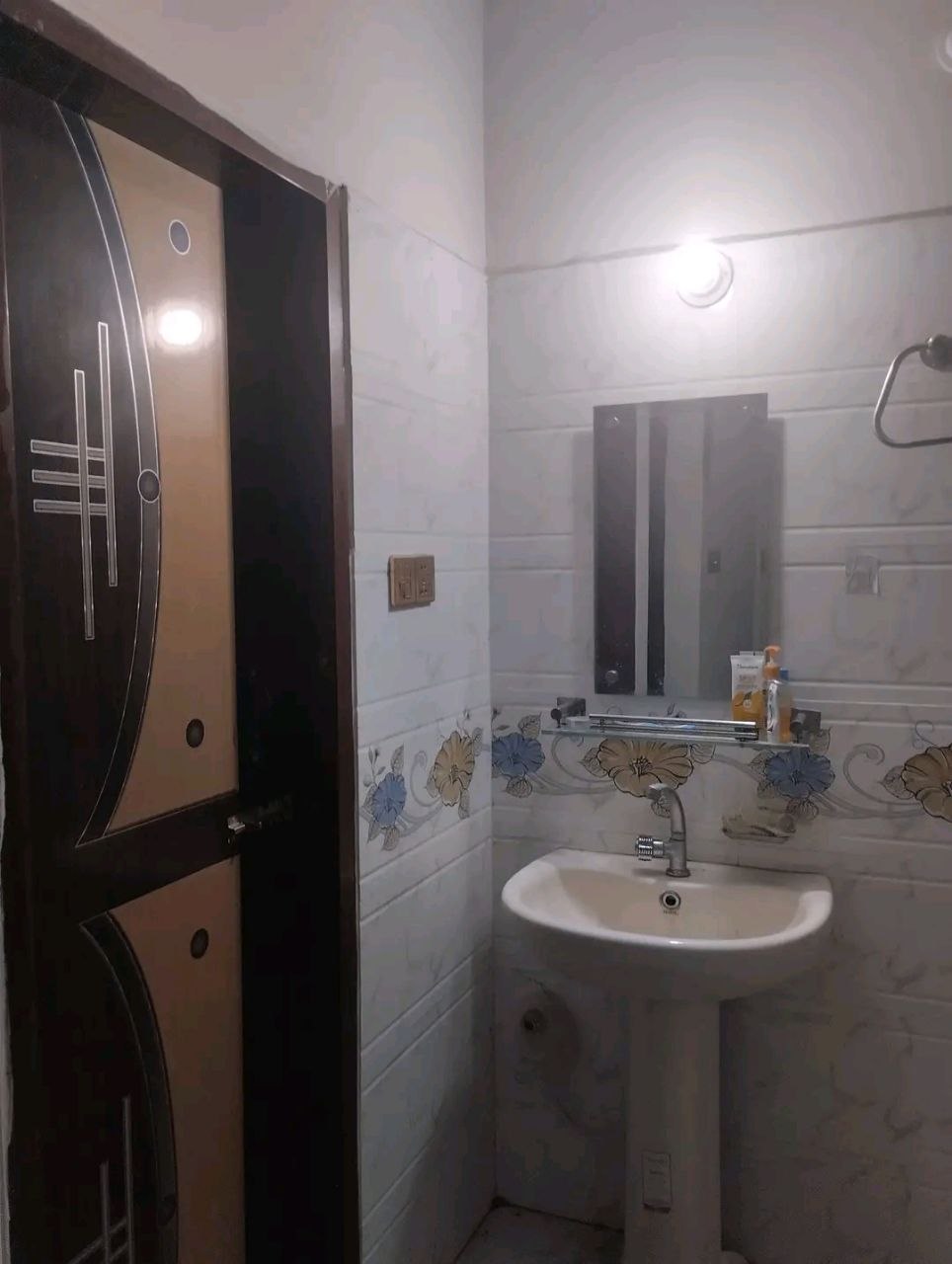 মেয়েদের মেস এ এক রুম ভাড়া